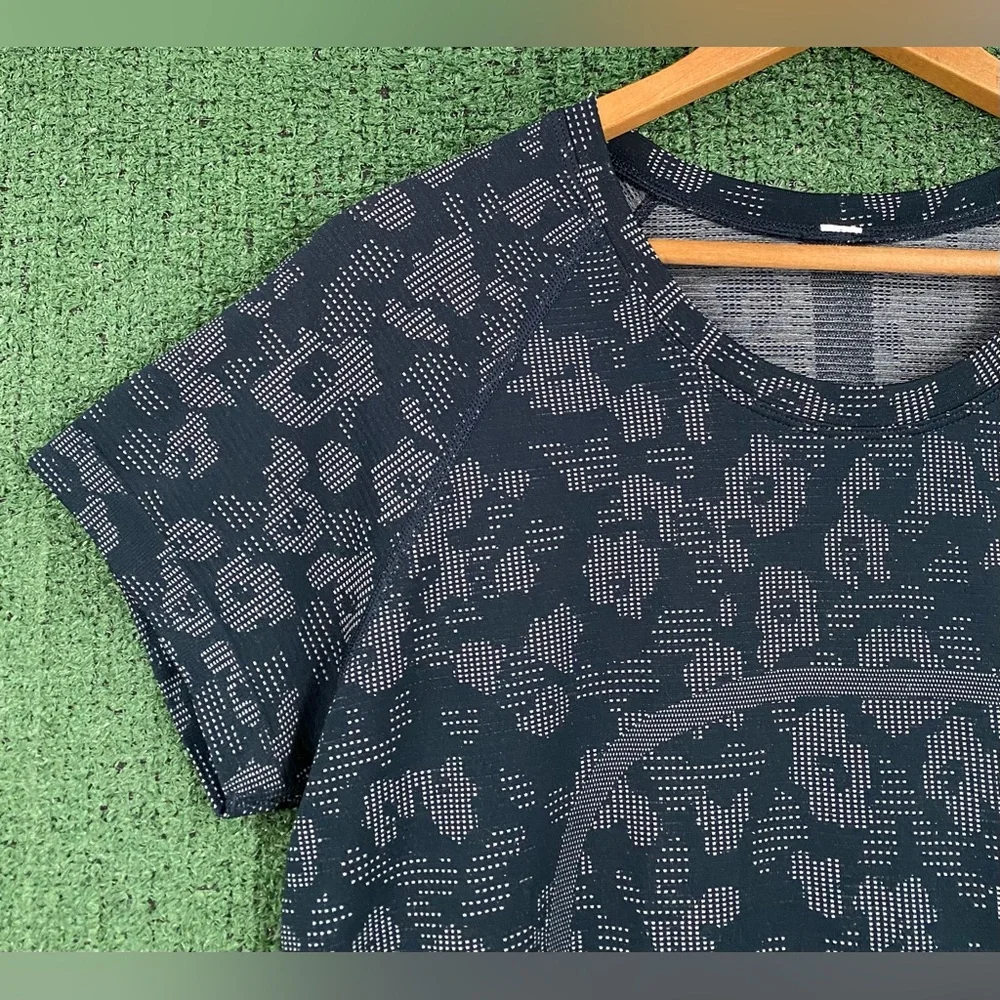 Lululemon Swiftly Tech Navy Blue Dapple Floral Short Sleeve Shirt Women’s SZ 12 - Picture 3 of 6